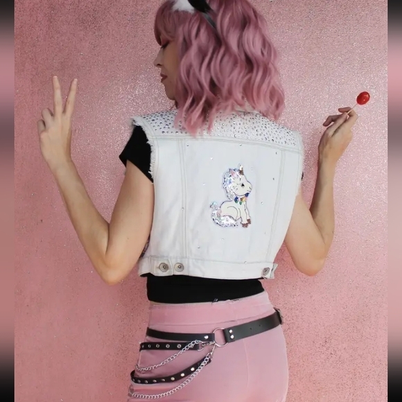 💝Kawaii princess cropped light wash ooak vest! Sparkles & pearls PRICE FIRM - Picture 14 of 16